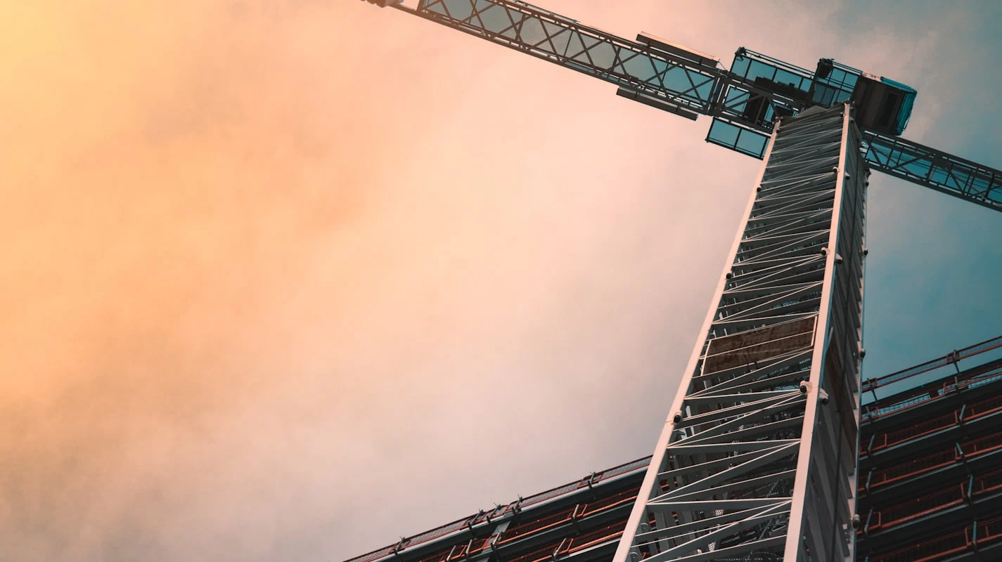Como a tecnologia constrói estruturas | Podcast Parintins Impressora 3D construindo paredes de concreto em camadas Casa