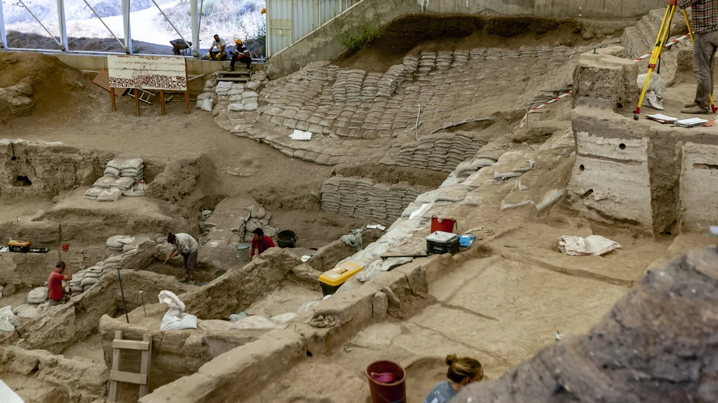 O que os arqueólogos já analisaram | Podcast Parintins Arqueólogos analisando artefatos antigos para confirmar idade, origem e função