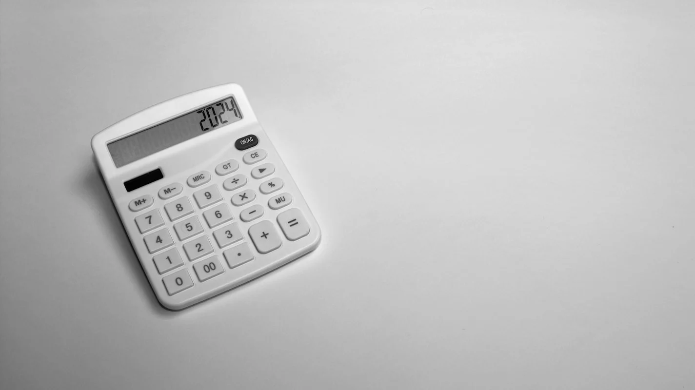 Calcule o valor antes do prazo | Podcast Parintins Pessoa calculando o valor do IPVA antes do vencimento para organizar o orçamento