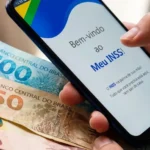 Fila de aposentados em agência bancária no dia de pagamento do INSS em julho de 2026