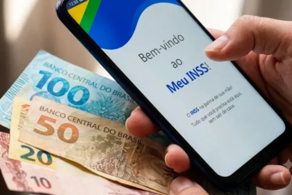 Fila de aposentados em agência bancária no dia de pagamento do INSS em julho de 2026