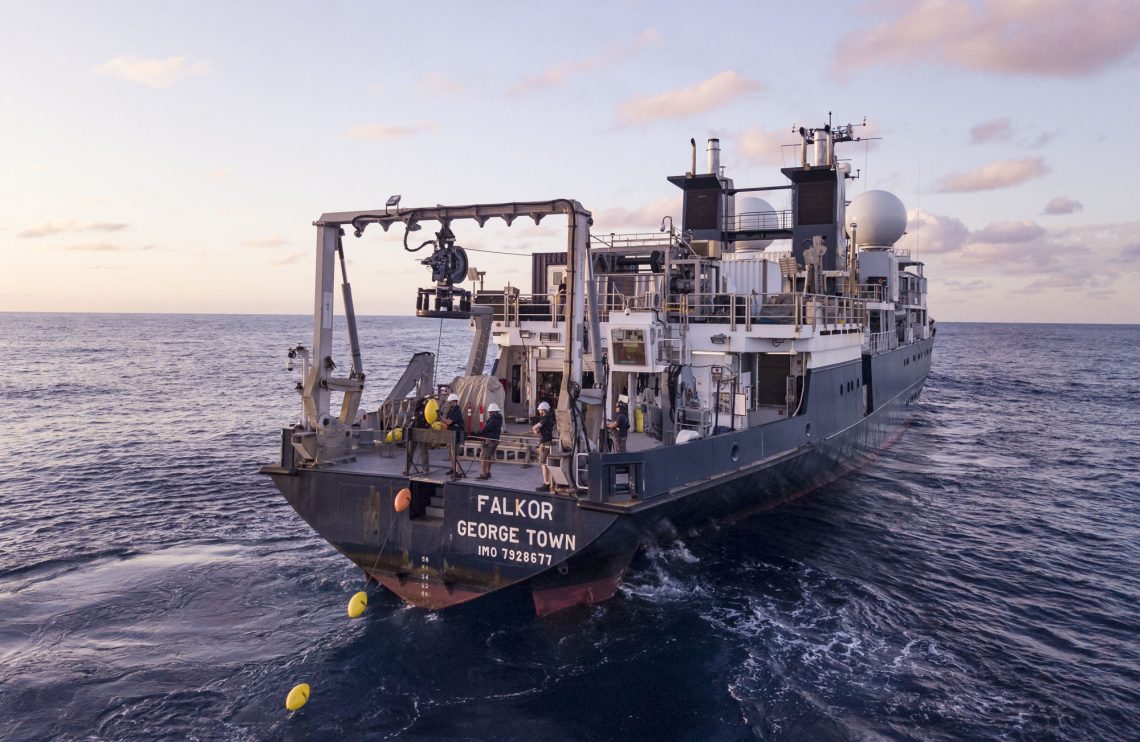 Navio de pesquisa Falkor (too) em alto-mar