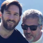 Lionel Messi em campo com expressão séria após perda familiar