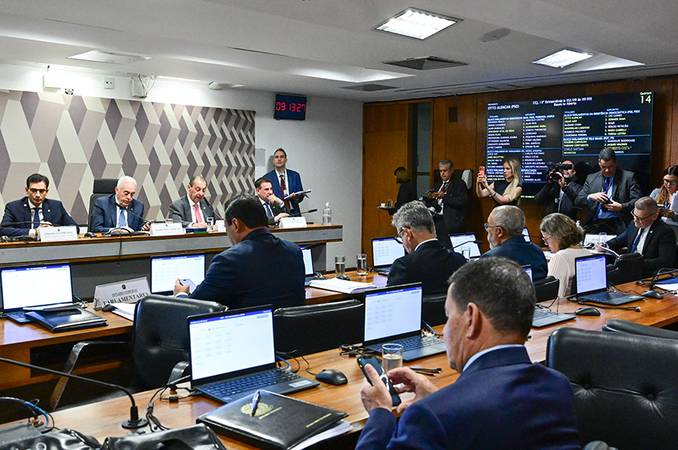 Senadores reunidos na Comissão de Constituição e Justiça durante análise da PEC sobre jornada de trabalho