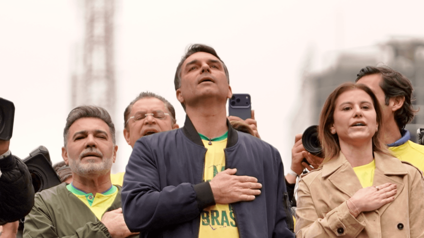 Flávio Bolsonaro durante manifestação de 7 de Setembro de 2026 na Avenida Paulista