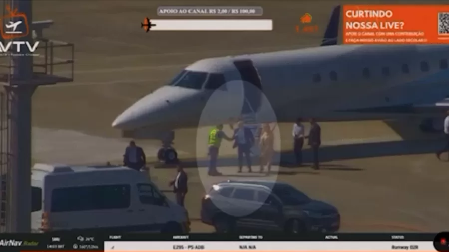 Alexandre de Moraes e Viviane Barci desembarcam de aeronave no Aeroporto Santos Dumont