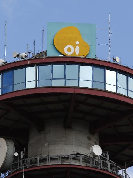 Torre de telecomunicações com logotipo da Oi em Curitiba