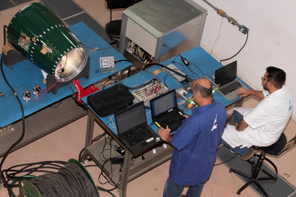 Técnicos do Instituto de Aeronáutica e Espaço trabalham em sistemas desenvolvidos para o foguete VS-30 V16