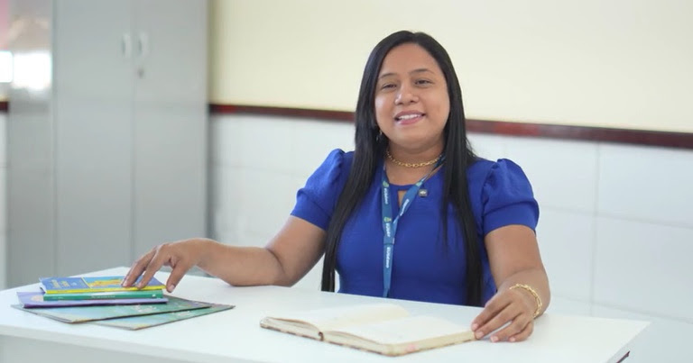 Professora em imagem de divulgação do MEC sobre formação de docentes